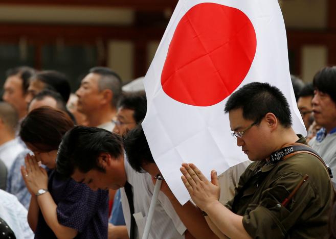 Người dân Nhật Bản tham dự lễ kỷ niệm ngày kết thú
