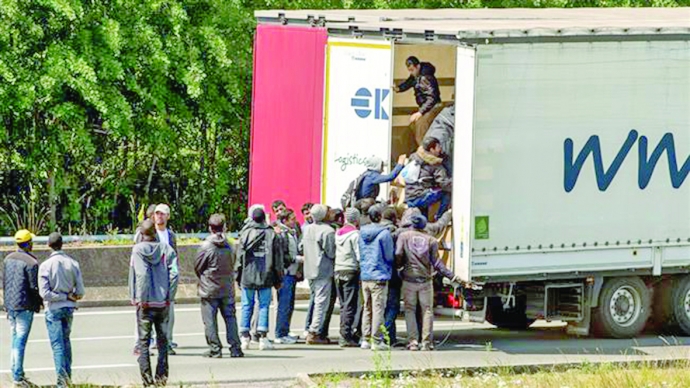 Một xe tải chở người tị nạn từ thành phố Calais và