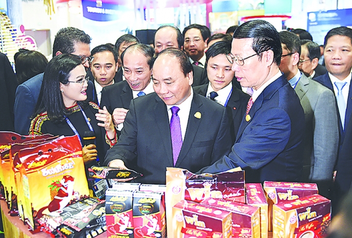 Thủ tướng Nguyễn Xuân Phúc giới thiệu với  Phó Thủ