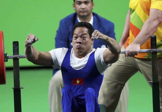 Lê Văn Công ăn mừng chiến thắng tại Paralympic Rio