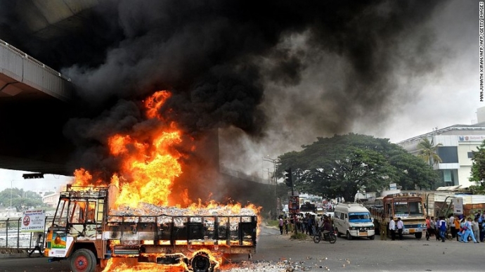 Một chiếc xe tải biển số Tamil Nadu bị đốt cháy vì