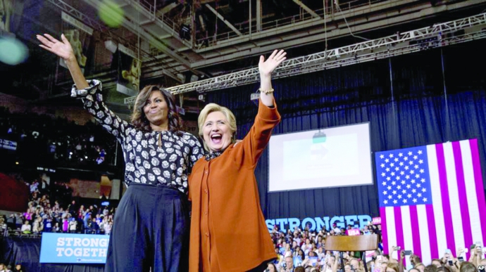 Đệ nhất Phu nhân Michelle Obama (trái) và bà Hilla