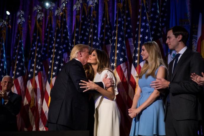 Ông Donald Trump hôn vợ chúc mừng sau chiến thắng 