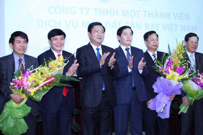 Bo truong Dinh La Thang tang hoa cho ban lanh dao 