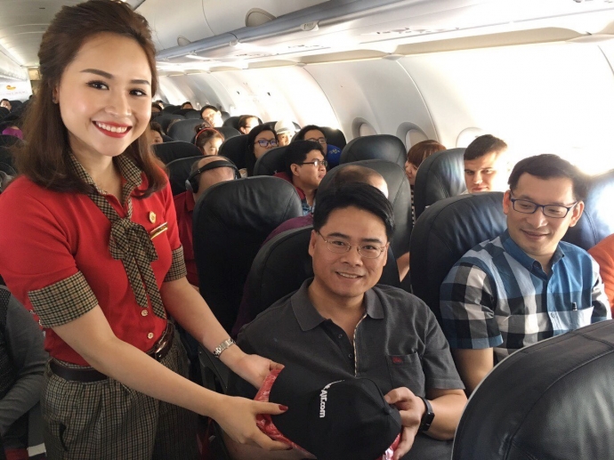 Hành khách nhận quà tặng từ Vietjet