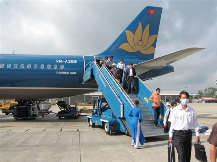 vietnam-airlines-flight-at-noi-bai-airport-626.