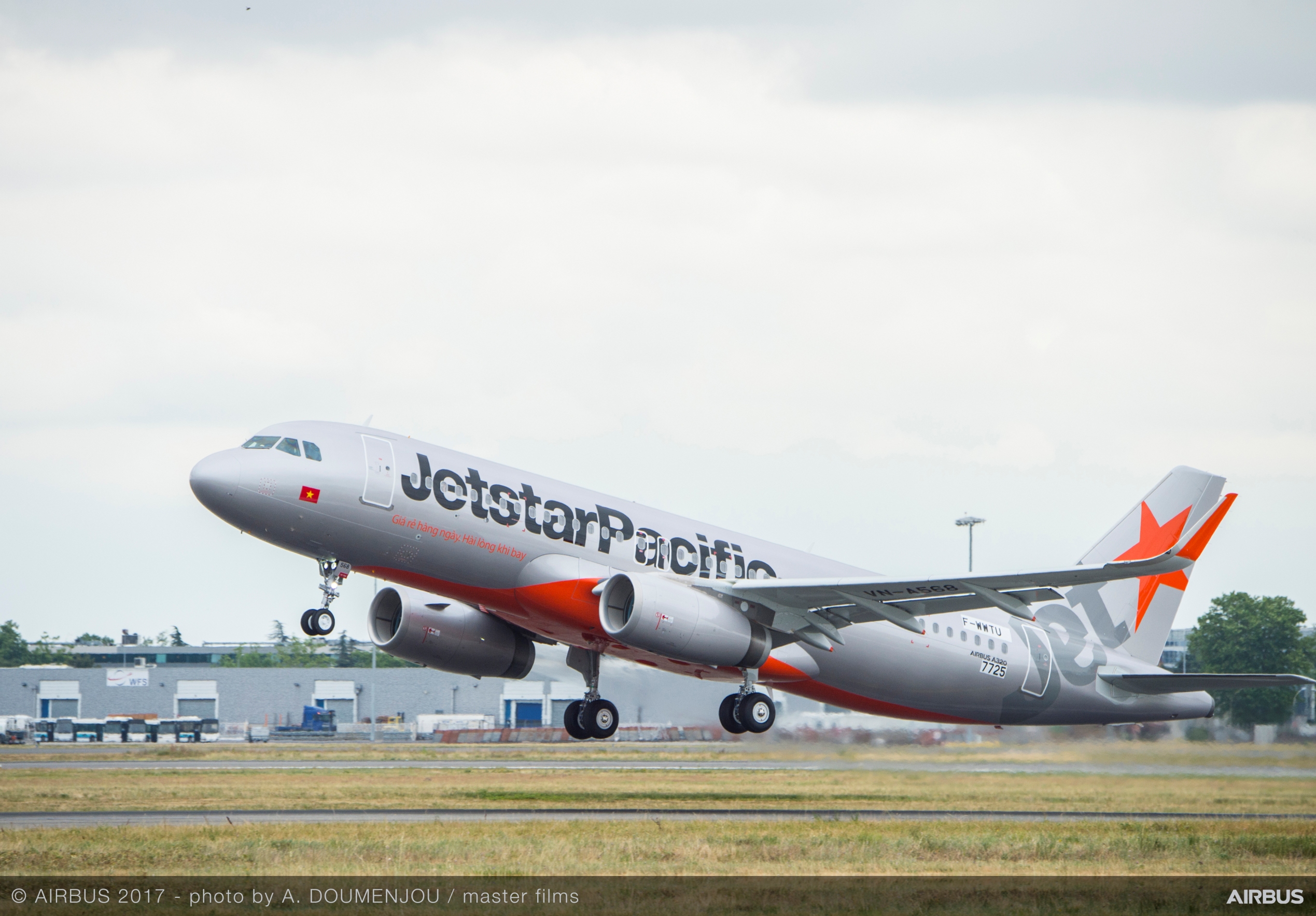 Máy bay A320 Jetstar Pacific cất cánh tại Tou