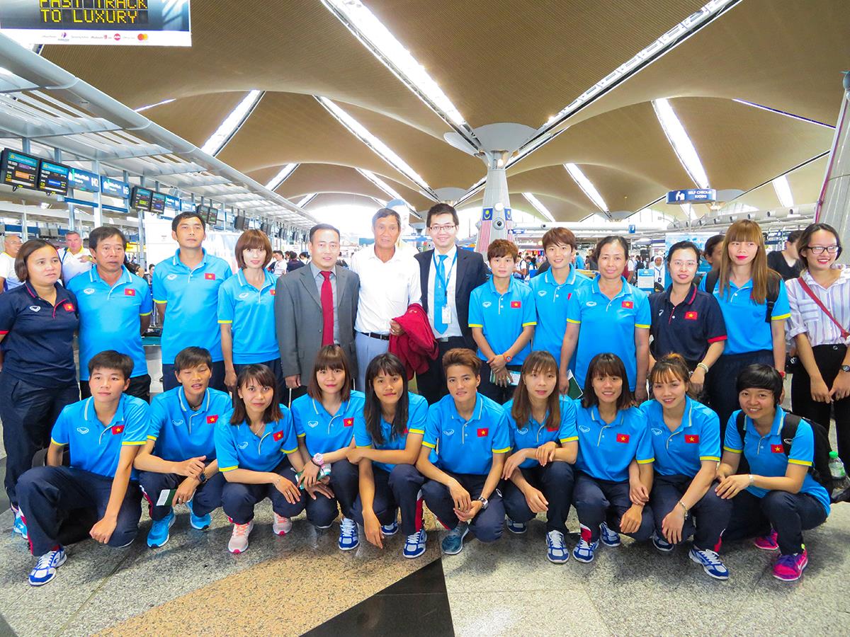 Anh minh hoa TV2_Đại diện Vietnam Airlines tặ
