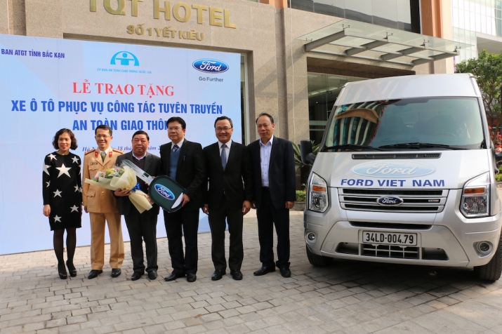 2017.01.Ford Trao Tang Xe Transit Cho So Giao Thon