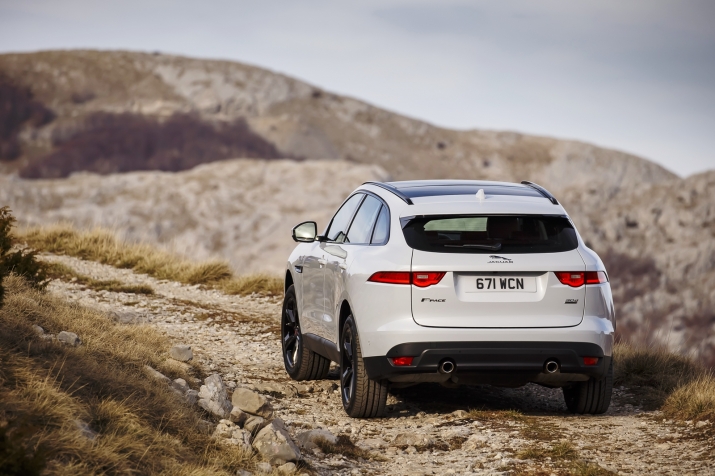 Jaguar F-PACE duoi xe