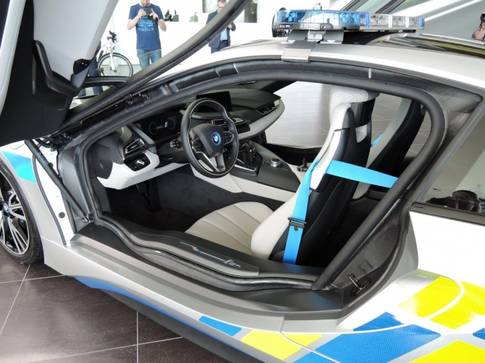 BMW-i8-Police-Car-3