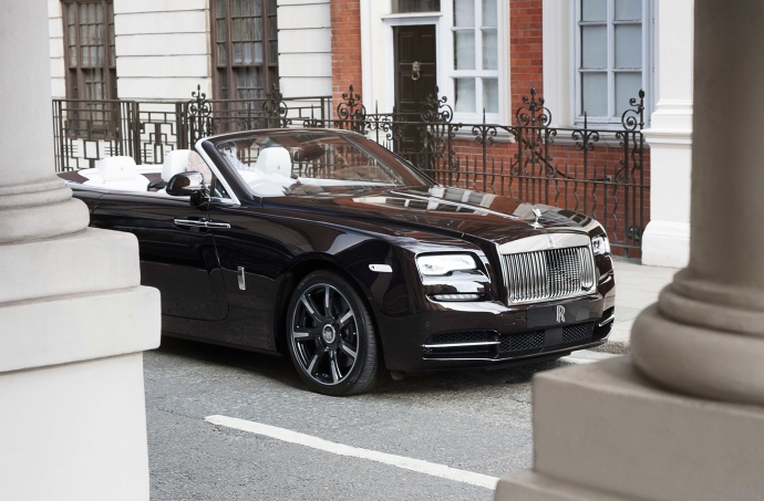 Rolls-Royce-Dawn-Mayfair-Edition-Street