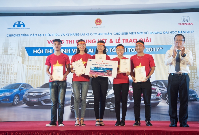 Đội thi giành giải nhất - ĐH Kinh tế & QTKD Thái N