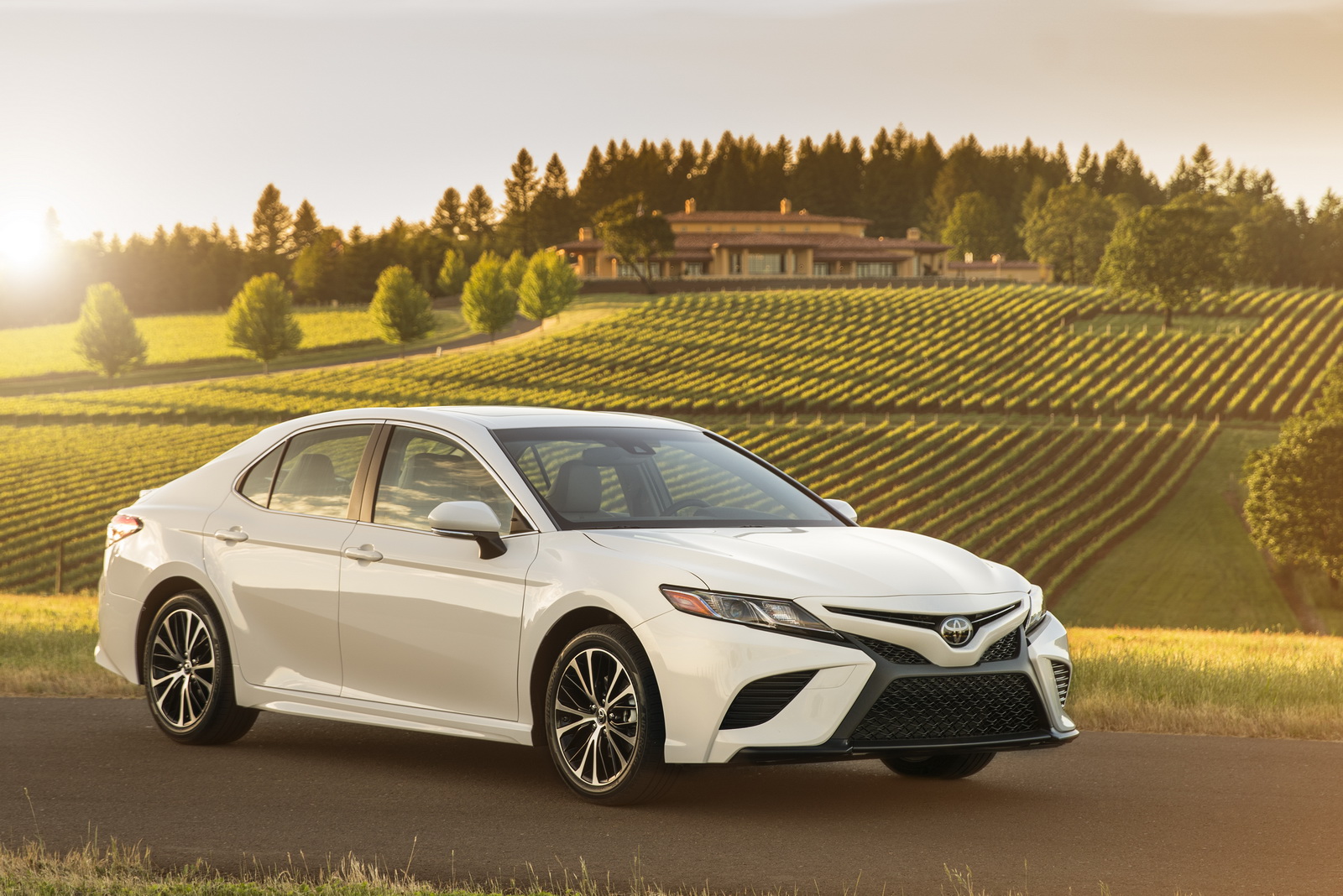 2018_Toyota_Camry_10