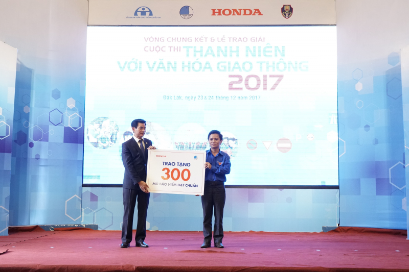 6. HVN tặng 300 mũ cho Tỉnh đoàn Đăk Lăk