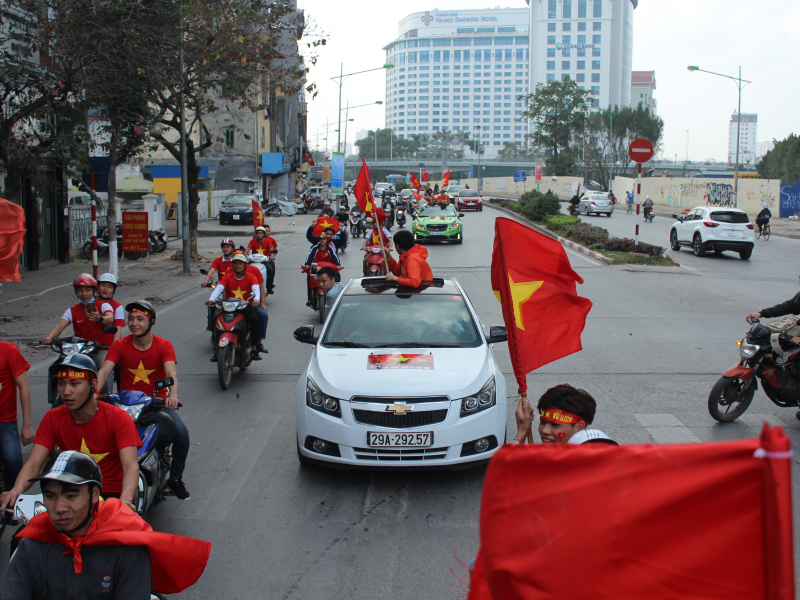 Dàn xe Chevrolet Cruze diễu hành cổ vũ U23 Việt Nam