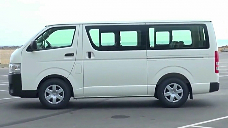 cuoc-chien-giua-toyota-hiace-2018-vs-nissan-urvan