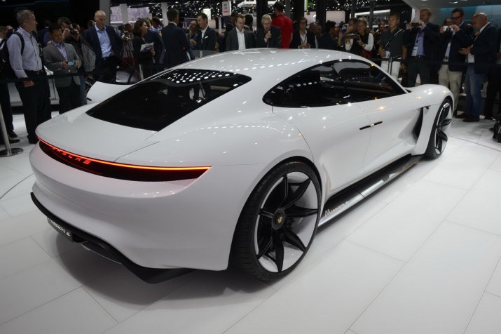 Porsche-Mission-E-Concept-18