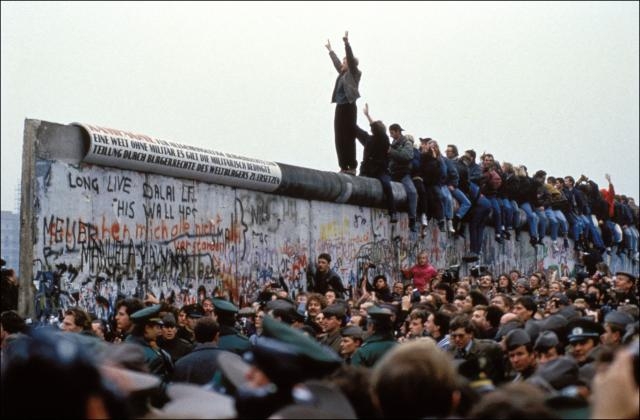 berlin-wall-coming-down