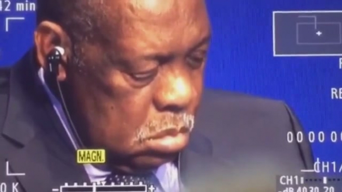 Chủ tịch FIFA ngủ gật khi họp báo