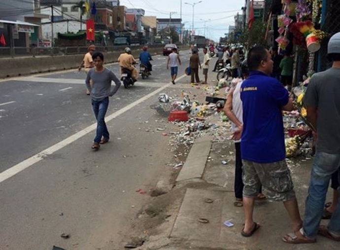 dung-tren-le-duong-bi-o-to-dien-tong-chet