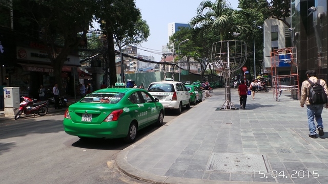 10h30 sáng 15 tháng 4 taxi đậu lấn lòng đường bắt 