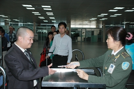 Kiểm tra an ninh và làm thủ tục tại sân bay Tân Sơ