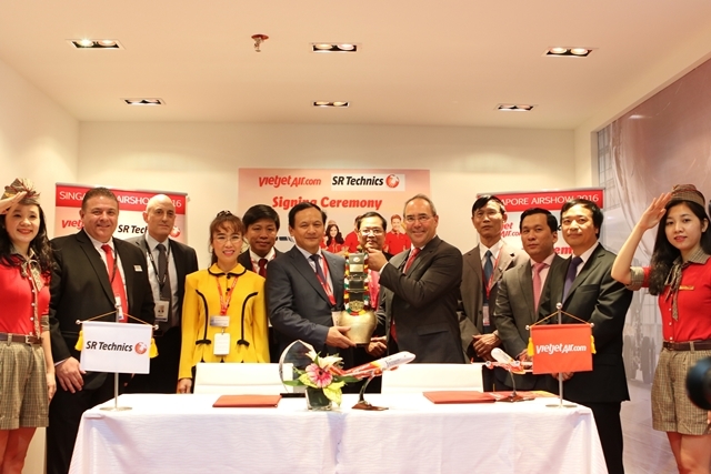 Photo 2 - Đại diện Vietjet và SR Technics chụp hìn