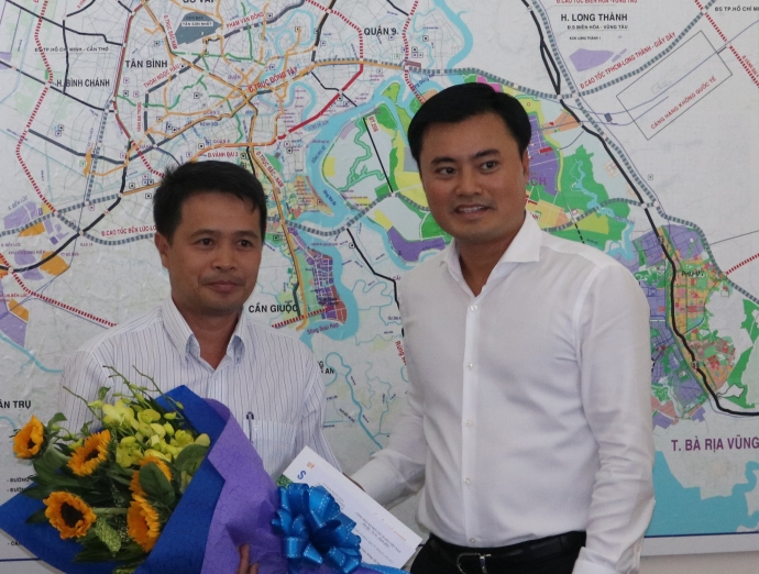 Ông Bùi Xuân Cường, Giám đốc Sở GTVVT TP HCM trao 