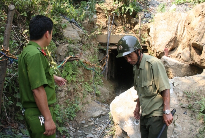 khai-thac-trai-phep-4-phu-vang-tu-vong-do-ngat-khi