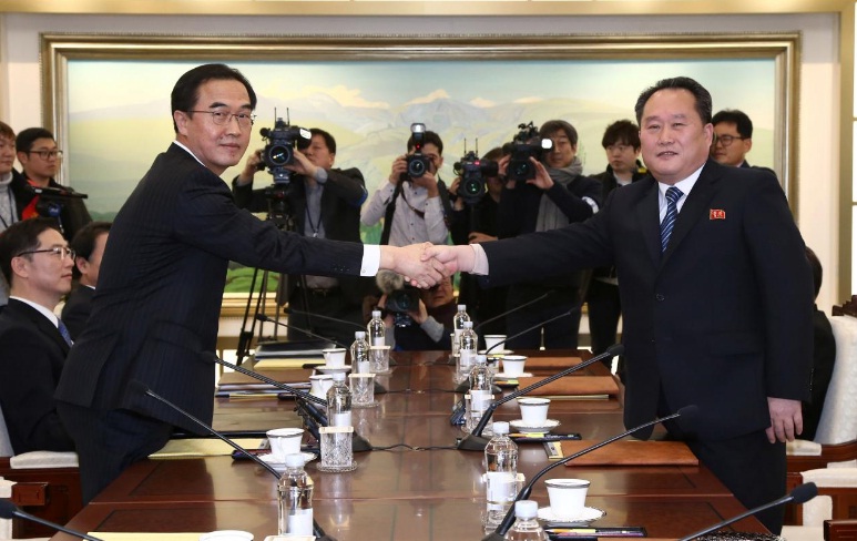 Hai trưởng đoàn đàm phán liên Triều bắt tay