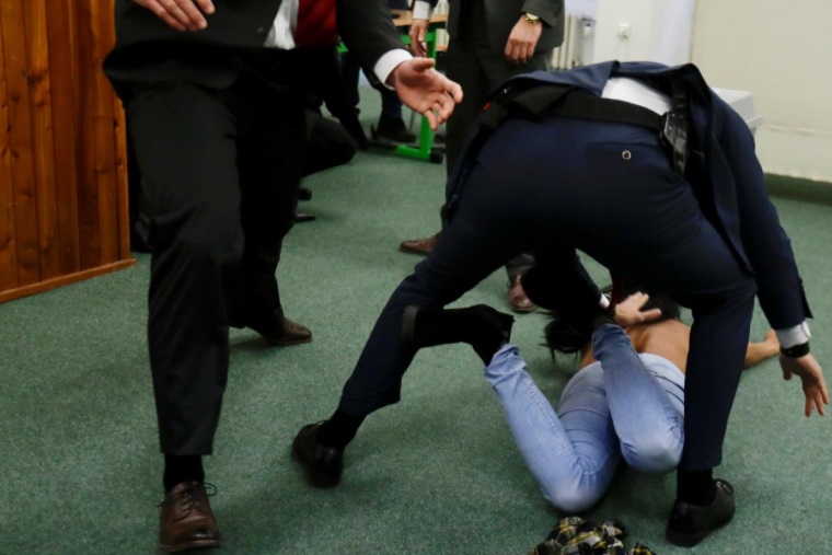 Đội cận vệ Tổng thống Zeman bắt giữ người phụ nữ