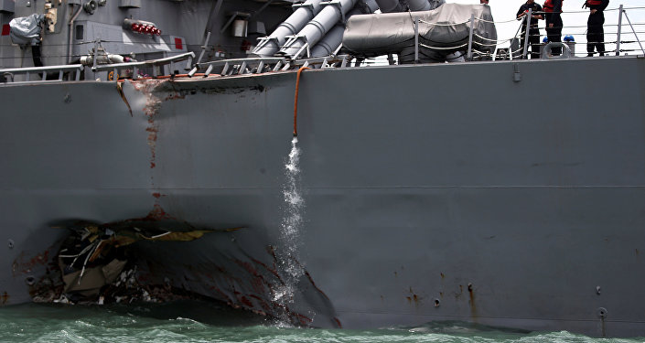 USS Mc Cain bị lõm ...