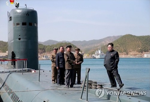 Kim Jong-un đi kiểm tra tên lửa phóng từ tàu ngầm
