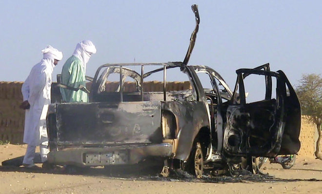 Xe bị trúng mìn ở biên giới Mali