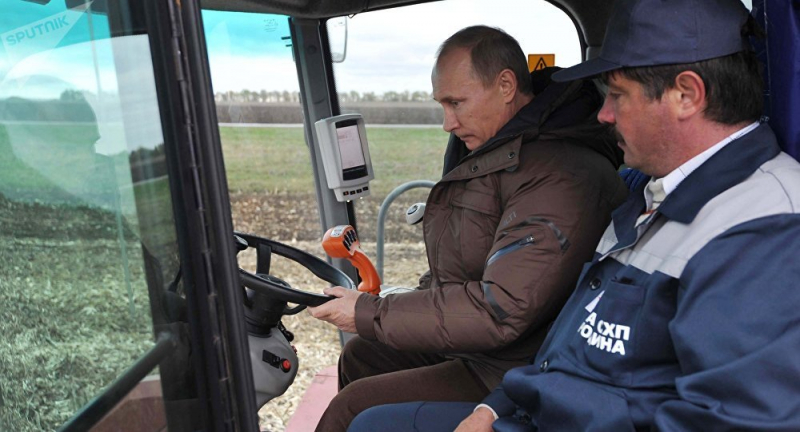 Putin thử lái máy gặt mới
