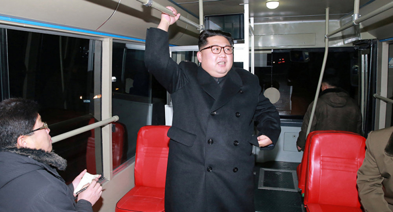 Kim Jong-un đi thử trolleybus