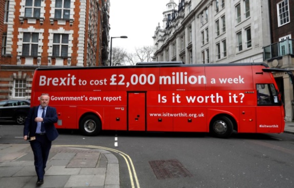 Xe bus vận động phản đối Brexit