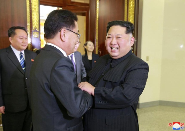 Ông Kim bắt tay đặc phái viên Hàn Quốc