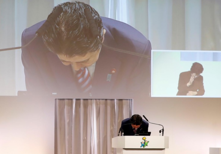 Thủ tướng Nhật Bản Shinzo Abe xin lỗi