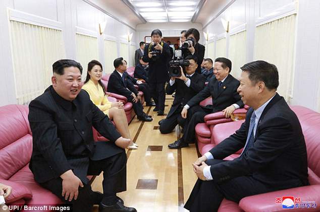 Kim tiếp quan chức Trung Quốc trên tàu