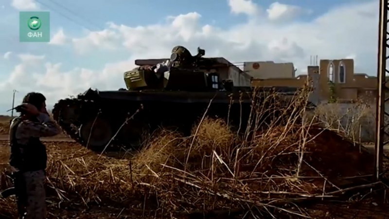 Quân đội Syria trong xe tăng ở Bắc Hama