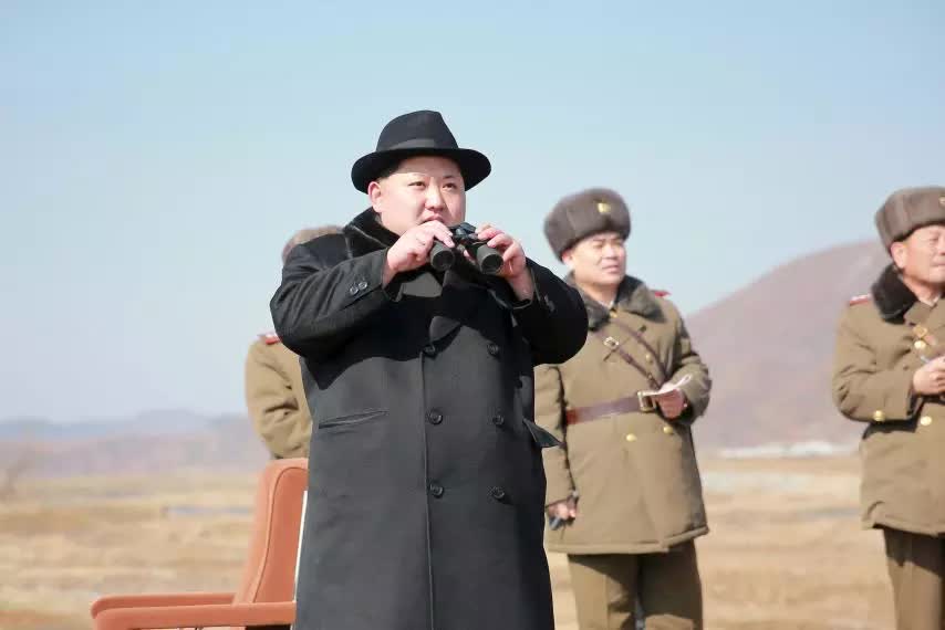 Kim Jong-un quan sát