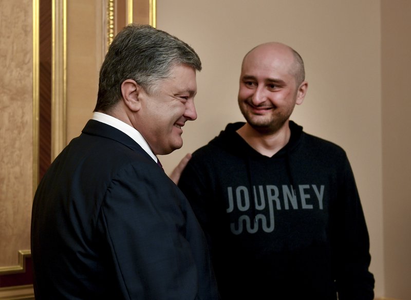 Tổng thống Ukraine Petro Poroshenko (trái) và nhà 