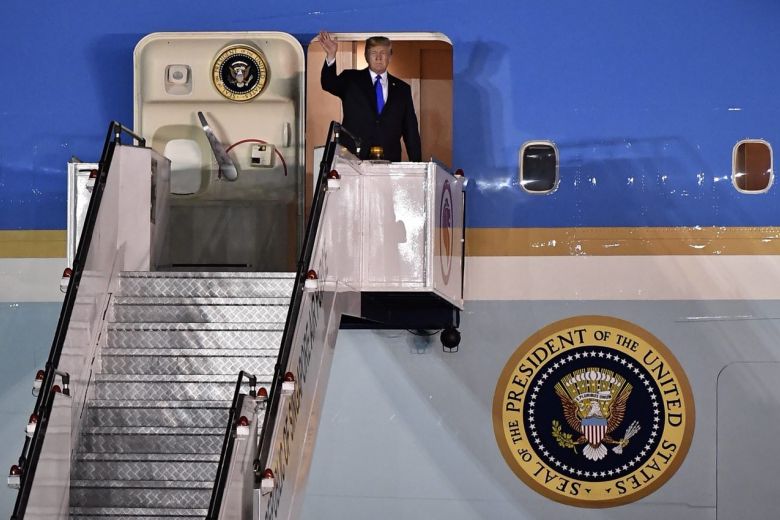 Trump tới sân bay quân sự Singapore
