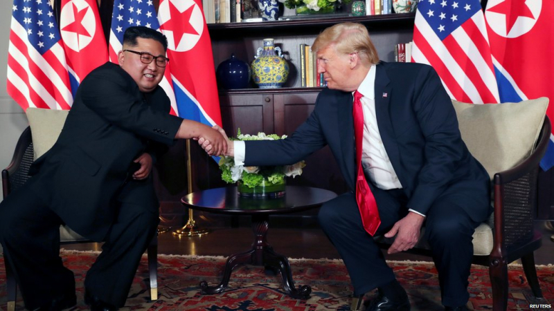 Trump- Kim bắt tay 1