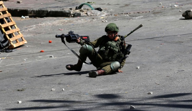 Binh lính Israel bắn đạn thật vào người Palestine 