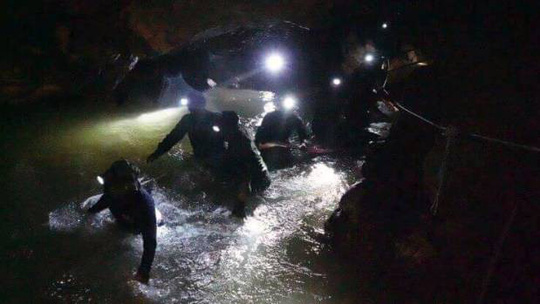 Đội thợ lặn tiếp cận những người bị nạn trong hang
