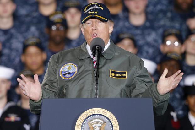 Trump trong buổi gặp với USS Ford.