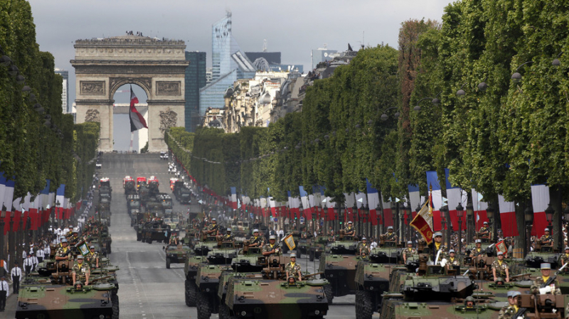 Lực lượng xe tăng diễu tăng tại Đại lộ Champs Elys